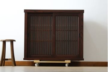 中古　美品　三越百貨店　三方栗材　上質な和の空間を演出する格子引き戸の水屋箪笥サイドボード(サイドキャビネット、収納棚、戸棚)(R-083168)