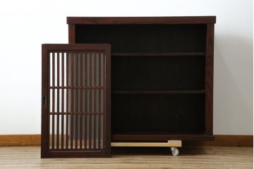 中古　美品　三越百貨店　三方栗材　上質な和の空間を演出する格子引き戸の水屋箪笥サイドボード(サイドキャビネット、収納棚、戸棚)(R-083168)