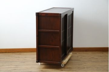 中古　美品　三越百貨店　三方栗材　上質な和の空間を演出する格子引き戸の水屋箪笥サイドボード(サイドキャビネット、収納棚、戸棚)(R-083168)