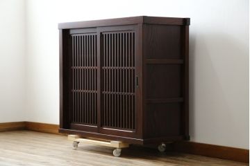 中古　美品　三越百貨店　三方栗材　上質な和の空間を演出する格子引き戸の水屋箪笥サイドボード(サイドキャビネット、収納棚、戸棚)(R-083168)