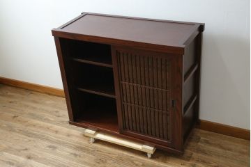 中古　美品　三越百貨店　三方栗材　上質な和の空間を演出する格子引き戸の水屋箪笥サイドボード(サイドキャビネット、収納棚、戸棚)(R-083168)