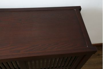 中古　美品　三越百貨店　三方栗材　上質な和の空間を演出する格子引き戸の水屋箪笥サイドボード(サイドキャビネット、収納棚、戸棚)(R-083168)