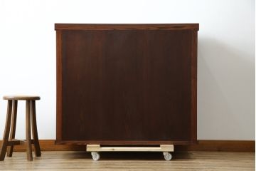 中古　美品　三越百貨店　三方栗材　上質な和の空間を演出する格子引き戸の水屋箪笥サイドボード(サイドキャビネット、収納棚、戸棚)(R-083168)