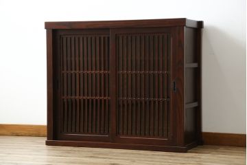 中古　美品　三越百貨店　三方栗材　上質な和の空間を演出する格子引き戸の水屋箪笥サイドボード(サイドキャビネット、収納棚、戸棚)(R-083168)