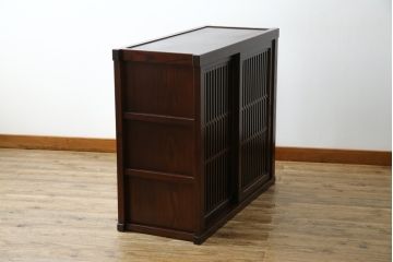 中古　美品　三越百貨店　三方栗材　上質な和の空間を演出する格子引き戸の水屋箪笥サイドボード(サイドキャビネット、収納棚、戸棚)(R-083168)