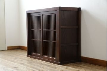 中古　美品　三越百貨店　三方栗材　上質な和の空間を演出する格子引き戸の水屋箪笥サイドボード(サイドキャビネット、収納棚、戸棚)(R-083168)