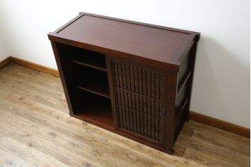 中古　美品　三越百貨店　三方栗材　上質な和の空間を演出する格子引き戸の水屋箪笥サイドボード(サイドキャビネット、収納棚、戸棚)(R-083168)