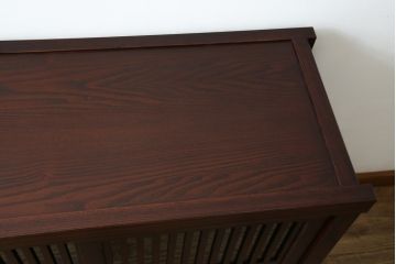 中古　美品　三越百貨店　三方栗材　上質な和の空間を演出する格子引き戸の水屋箪笥サイドボード(サイドキャビネット、収納棚、戸棚)(R-083168)