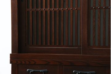 中古　美品　三越百貨店　三方栗材　上質な和の空間を演出する格子引き戸の水屋箪笥サイドボード(サイドキャビネット、収納棚、戸棚)(R-083168)
