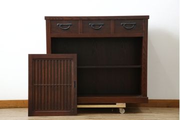 中古　美品　三越百貨店　三方栗材　上質な和の空間を演出する格子引き戸の水屋箪笥サイドボード(食器棚、茶箪笥、サイドキャビネット、収納棚、戸棚)(R-083169)