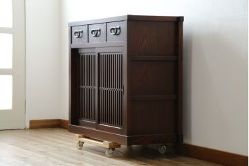 中古　美品　三越百貨店　三方栗材　上質な和の空間を演出する格子引き戸の水屋箪笥サイドボード(食器棚、茶箪笥、サイドキャビネット、収納棚、戸棚)(R-083169)