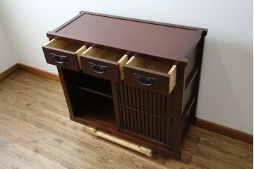 中古　美品　三越百貨店　三方栗材　上質な和の空間を演出する格子引き戸の水屋箪笥サイドボード(食器棚、茶箪笥、サイドキャビネット、収納棚、戸棚)(R-083169)