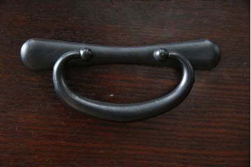 中古　美品　三越百貨店　三方栗材　上質な和の空間を演出する格子引き戸の水屋箪笥サイドボード(食器棚、茶箪笥、サイドキャビネット、収納棚、戸棚)(R-083169)