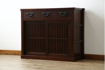 中古　美品　三越百貨店　三方栗材　上質な和の空間を演出する格子引き戸の水屋箪笥サイドボード(食器棚、茶箪笥、サイドキャビネット、収納棚、戸棚)(R-083169)