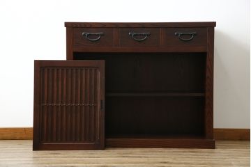 中古　美品　三越百貨店　三方栗材　上質な和の空間を演出する格子引き戸の水屋箪笥サイドボード(食器棚、茶箪笥、サイドキャビネット、収納棚、戸棚)(R-083169)