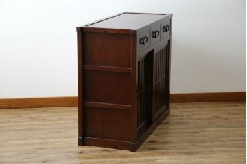 中古　美品　三越百貨店　三方栗材　上質な和の空間を演出する格子引き戸の水屋箪笥サイドボード(食器棚、茶箪笥、サイドキャビネット、収納棚、戸棚)(R-083169)