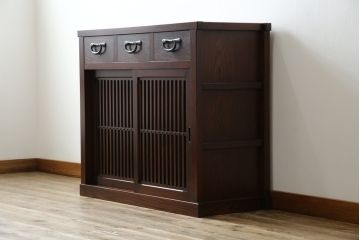 中古　美品　三越百貨店　三方栗材　上質な和の空間を演出する格子引き戸の水屋箪笥サイドボード(食器棚、茶箪笥、サイドキャビネット、収納棚、戸棚)(R-083169)