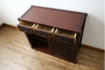 中古　美品　三越百貨店　三方栗材　上質な和の空間を演出する格子引き戸の水屋箪笥サイドボード(食器棚、茶箪笥、サイドキャビネット、収納棚、戸棚)(R-083169)