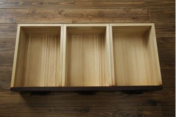 中古　美品　三越百貨店　三方栗材　上質な和の空間を演出する格子引き戸の水屋箪笥サイドボード(食器棚、茶箪笥、サイドキャビネット、収納棚、戸棚)(R-083169)