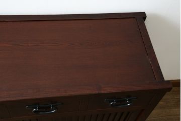 中古　美品　三越百貨店　三方栗材　上質な和の空間を演出する格子引き戸の水屋箪笥サイドボード(食器棚、茶箪笥、サイドキャビネット、収納棚、戸棚)(R-083169)