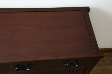 中古　美品　三越百貨店　三方栗材　上質な和の空間を演出する格子引き戸の水屋箪笥サイドボード(食器棚、茶箪笥、サイドキャビネット、収納棚、戸棚)(R-083169)