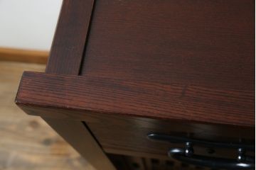 中古　美品　三越百貨店　三方栗材　上質な和の空間を演出する格子引き戸の水屋箪笥サイドボード(食器棚、茶箪笥、サイドキャビネット、収納棚、戸棚)(R-083169)