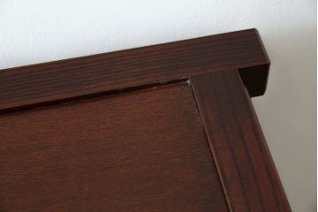中古　美品　三越百貨店　三方栗材　上質な和の空間を演出する格子引き戸の水屋箪笥サイドボード(食器棚、茶箪笥、サイドキャビネット、収納棚、戸棚)(R-083169)