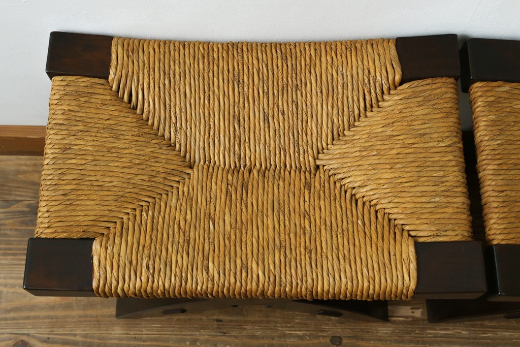 中古　美品　松本民芸家具　ラッシ座面(い草)　和モダンな空間づくりにぴったりな#222鞍型スツール2脚セット　(R-083170)
