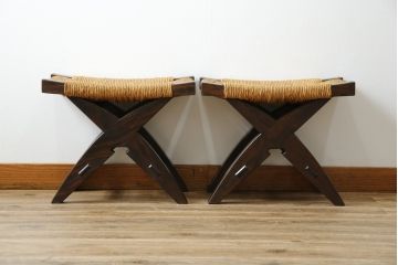 中古　美品　松本民芸家具　ラッシ座面(い草)　和モダンな空間づくりにぴったりな#222鞍型スツール2脚セット(椅子、チェア、イス、バラ売り可能)(R-083170)