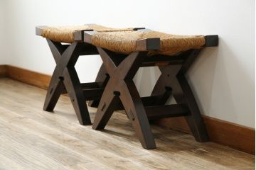 中古　美品　松本民芸家具　ラッシ座面(い草)　和モダンな空間づくりにぴったりな#222鞍型スツール2脚セット(椅子、チェア、イス、バラ売り可能)(R-083171)