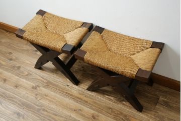 中古　美品　松本民芸家具　ラッシ座面(い草)　和モダンな空間づくりにぴったりな#222鞍型スツール2脚セット(椅子、チェア、イス、バラ売り可能)(R-083171)