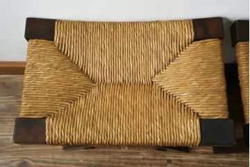 中古　美品　松本民芸家具　ラッシ座面(い草)　和モダンな空間づくりにぴったりな#222鞍型スツール2脚セット(椅子、チェア、イス、バラ売り可能)(R-083171)