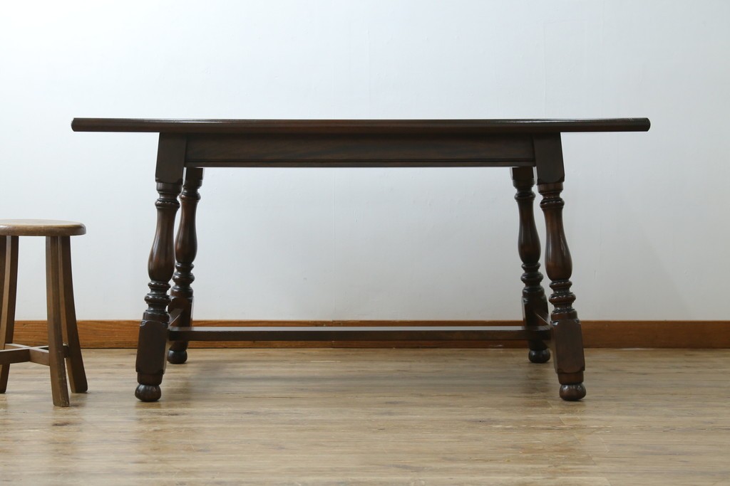 中古　松本民芸家具　F型食卓　クラシカルな脚のデザインが目を引くダイニングテーブル　定価約30万円　(R-083174)