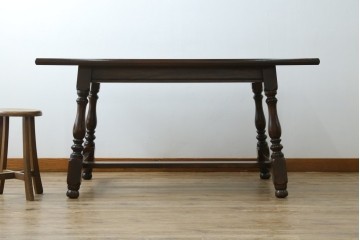 中古　松本民芸家具　F型食卓　クラシカルな脚のデザインが目を引くダイニングテーブル　定価約30万円　(R-083174)