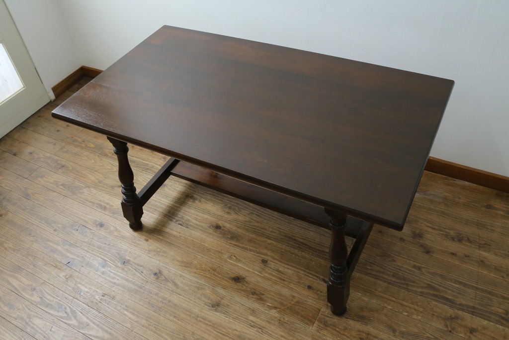 中古　松本民芸家具　F型食卓　クラシカルな脚のデザインが目を引くダイニングテーブル　定価約30万円　(R-083174)