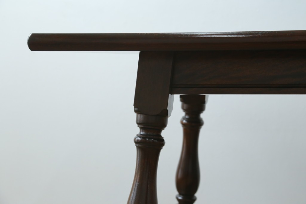 中古　松本民芸家具　F型食卓　クラシカルな脚のデザインが目を引くダイニングテーブル　定価約30万円　(R-083174)