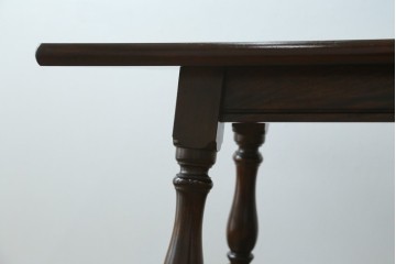 中古　松本民芸家具　F型食卓　クラシカルな脚のデザインが目を引くダイニングテーブル　定価約30万円　(R-083174)