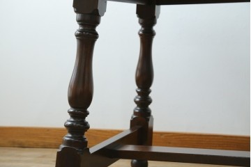 中古　松本民芸家具　F型食卓　クラシカルな脚のデザインが目を引くダイニングテーブル　定価約30万円　(R-083174)