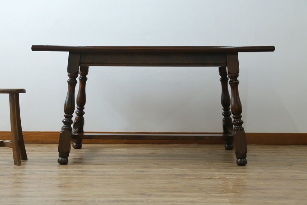 中古　松本民芸家具　F型食卓　クラシカルな脚のデザインが目を引くダイニングテーブル　定価約30万円　(R-083174)