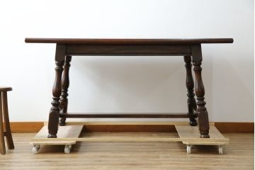 中古　松本民芸家具　F型食卓　クラシカルな脚のデザインが目を引くダイニングテーブル(作業台、食卓、2人掛け、4人掛け、二人掛け、四人掛け)(定価約30万)(R-083174)