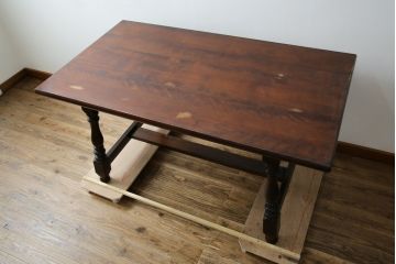 中古　松本民芸家具　F型食卓　クラシカルな脚のデザインが目を引くダイニングテーブル(作業台、食卓、2人掛け、4人掛け、二人掛け、四人掛け)(定価約30万)(R-083174)