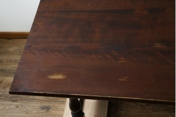 中古　松本民芸家具　F型食卓　クラシカルな脚のデザインが目を引くダイニングテーブル(作業台、食卓、2人掛け、4人掛け、二人掛け、四人掛け)(定価約30万)(R-083174)