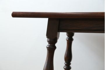 中古　松本民芸家具　F型食卓　クラシカルな脚のデザインが目を引くダイニングテーブル(作業台、食卓、2人掛け、4人掛け、二人掛け、四人掛け)(定価約30万)(R-083174)