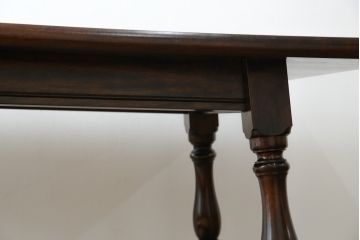 中古　松本民芸家具　F型食卓　クラシカルな脚のデザインが目を引くダイニングテーブル(作業台、食卓、2人掛け、4人掛け、二人掛け、四人掛け)(定価約30万)(R-083174)