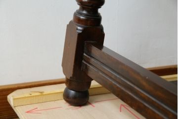 中古　松本民芸家具　F型食卓　クラシカルな脚のデザインが目を引くダイニングテーブル(作業台、食卓、2人掛け、4人掛け、二人掛け、四人掛け)(定価約30万)(R-083174)
