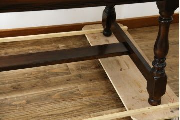 中古　松本民芸家具　F型食卓　クラシカルな脚のデザインが目を引くダイニングテーブル(作業台、食卓、2人掛け、4人掛け、二人掛け、四人掛け)(定価約30万)(R-083174)