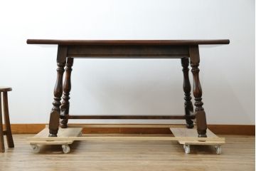 中古　松本民芸家具　F型食卓　クラシカルな脚のデザインが目を引くダイニングテーブル(作業台、食卓、2人掛け、4人掛け、二人掛け、四人掛け)(定価約30万)(R-083174)