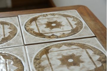 イギリスヴィンテージ　G-PLAN(ジープラン)　チーク材　くつろぎのひとときを彩るタイルトップのセンターテーブル(ローテーブル、リビングテーブル、英国)(R-083175)