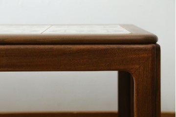 イギリスヴィンテージ　G-PLAN(ジープラン)　チーク材　くつろぎのひとときを彩るタイルトップのセンターテーブル　(R-083175)