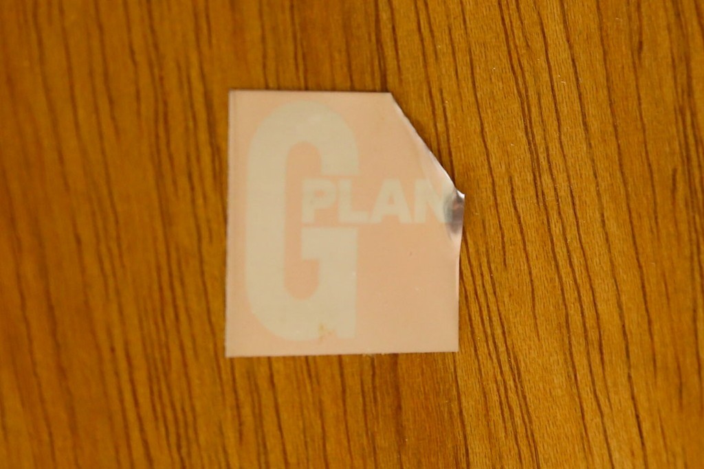 イギリスヴィンテージ　G-PLAN(ジープラン)　チーク材　くつろぎのひとときを彩るタイルトップのセンターテーブル　(R-083175)
